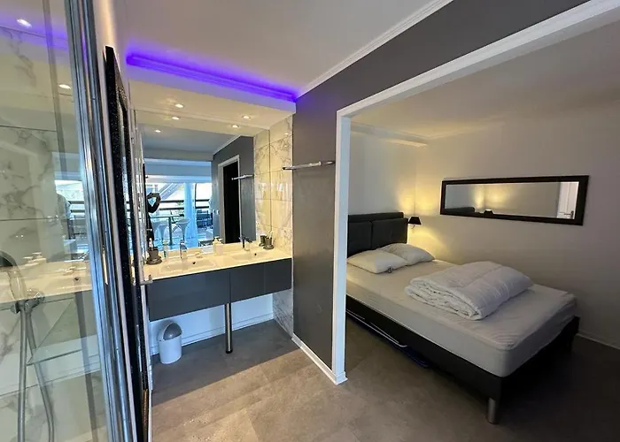 Naturiste Standing Port Nature 2 Cap D'agde